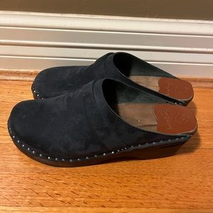 Troentorp Da Vinci Dark Blue Suede Clogs